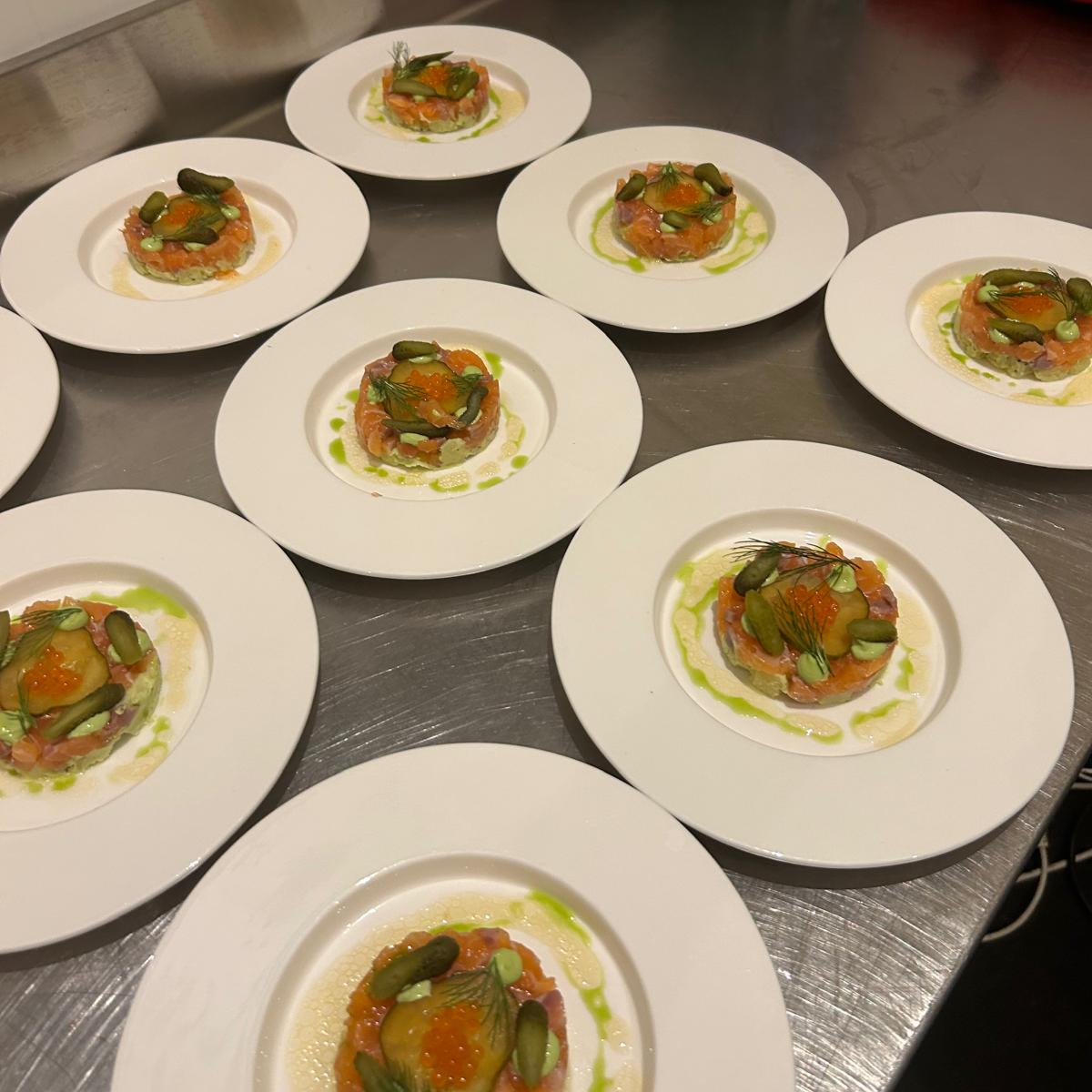 Chef bereidt een premium gerecht in een professionele keuken