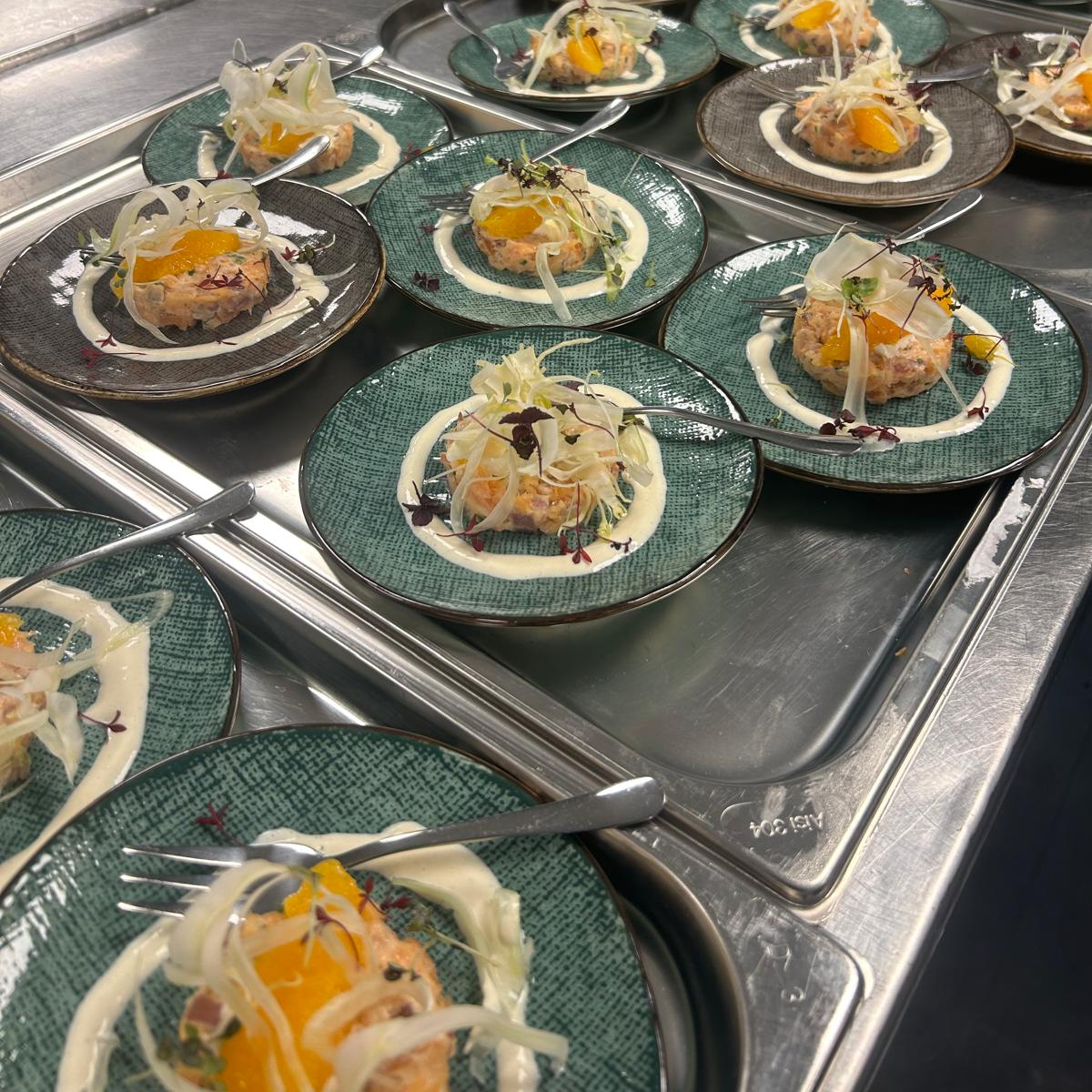 Drukke restaurantkeuken met een team tijdens service